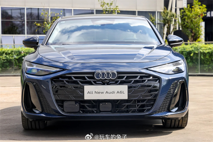 奥迪A6L的预售32.3万起，不少人看完都觉得有点贵，特别是拿现款A6L去比，那