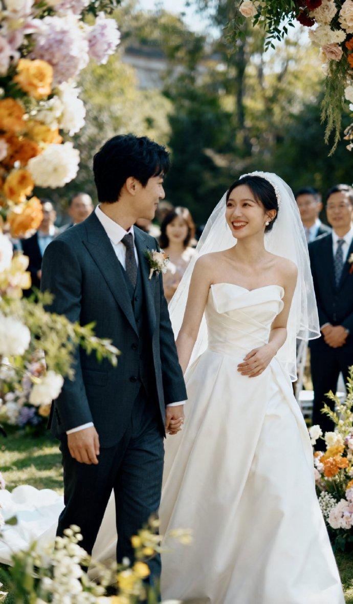 11月11日晚上，胡女士拿到了酒店交付的婚礼视频成片。“我发现新娘入场和地爆球（