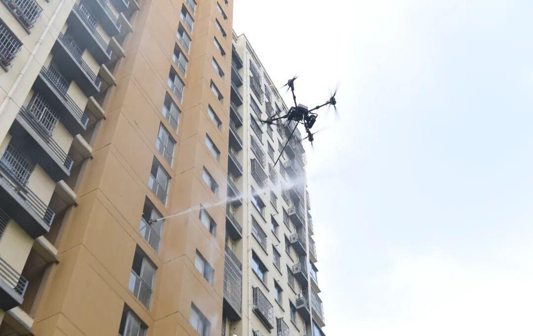 第34个全国消防日即将到来，近日，滨湖世纪社区和园居委会联合小区物业开展一场应急