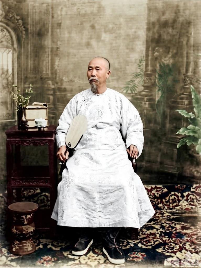 这组照片，是清末摄影师梁时泰，在李鸿章天津李府的会客厅里拍下的。没有顶戴花翎，没