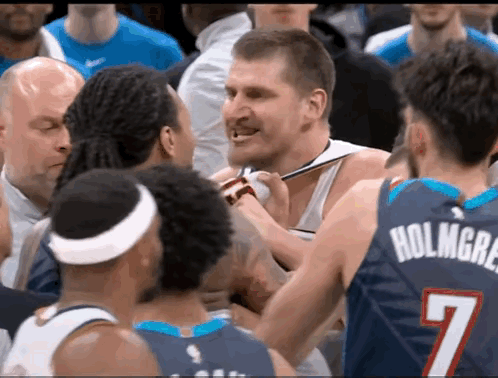 格林：看到约基奇被侵犯后，现在没有人说我是恶意犯规了吧？看看约基奇这事儿，比赛