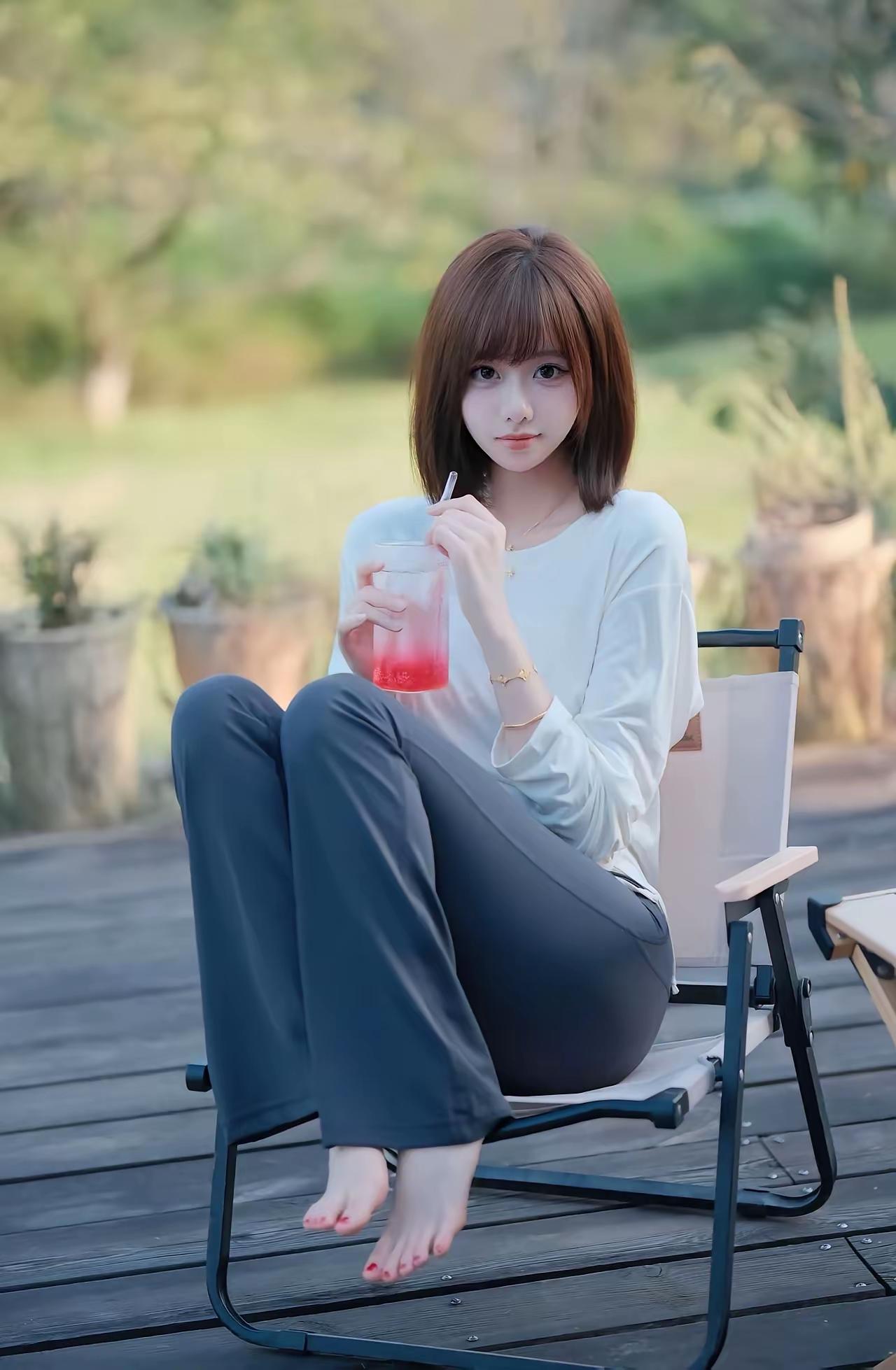 悠闲午后，坐在木制甲板上，享受一杯冰饮的惬意时光。清纯少女，活力四射女人最耐看的