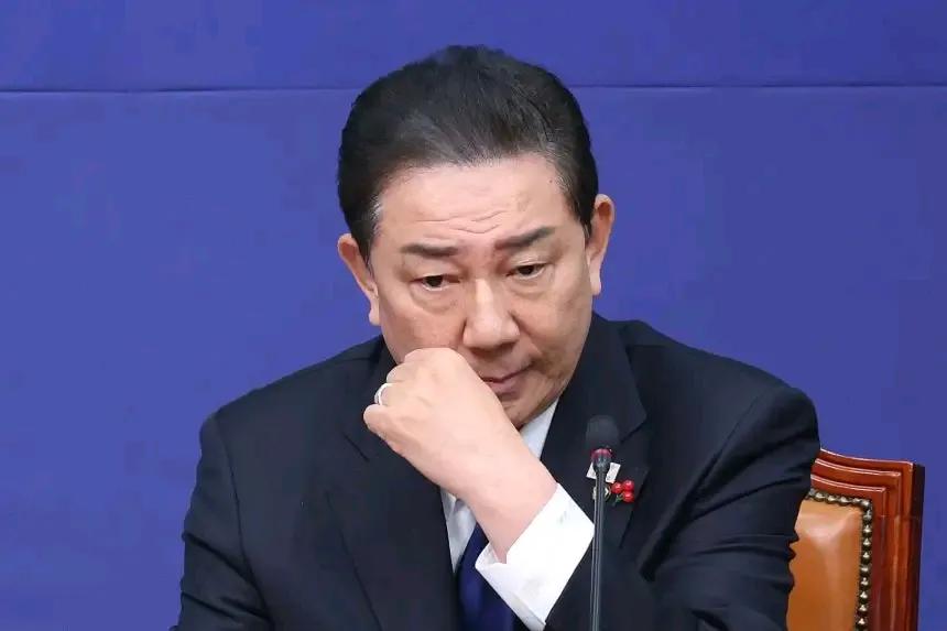 执政党院内代表金炳基辞去党鞭职务。金炳基是李在明成为总统的重要功臣之一，得力干