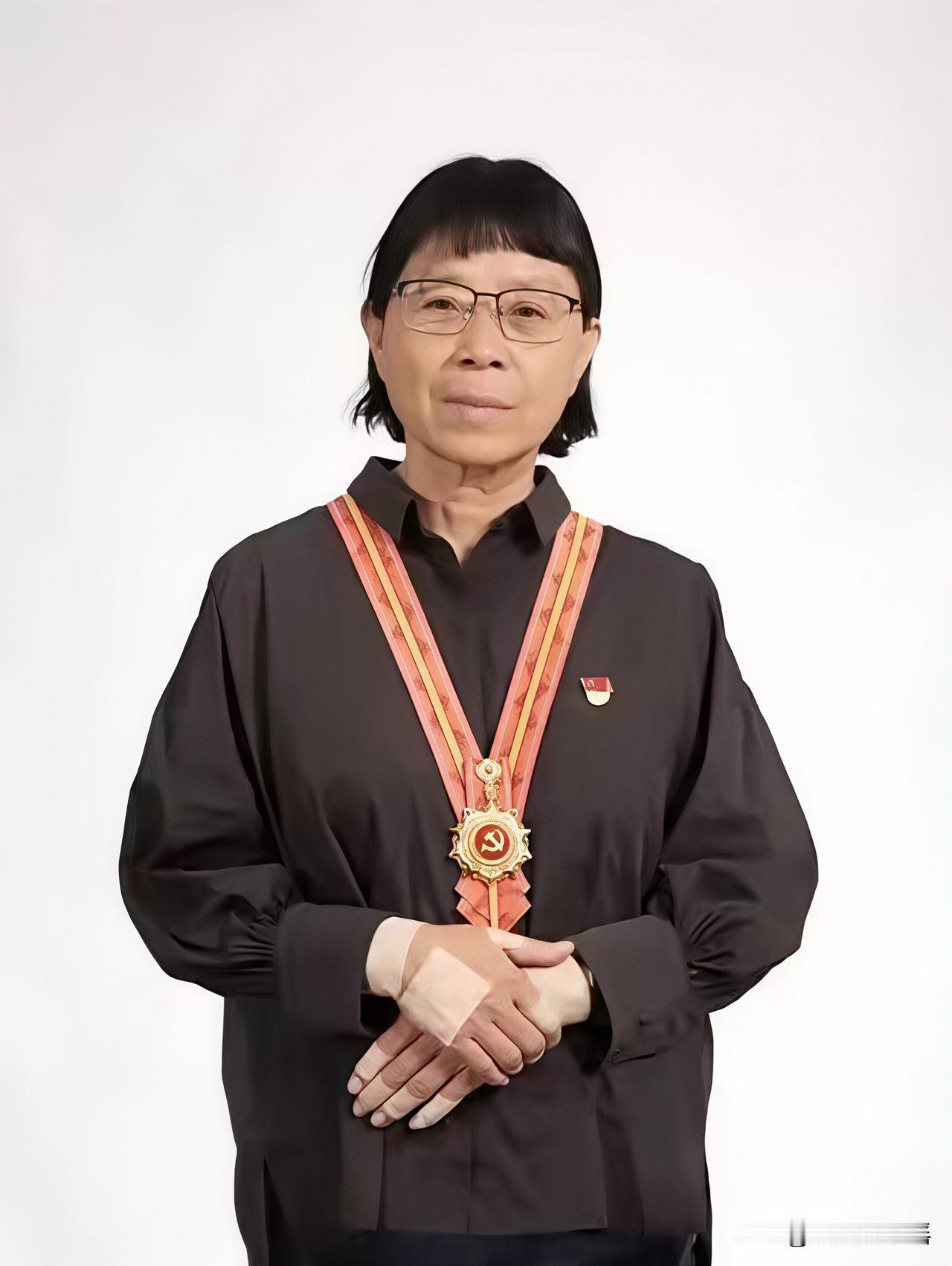 张桂梅交权了。华坪女高新教学楼明年3月投用。这位黑龙江来的犟脾气老太太20