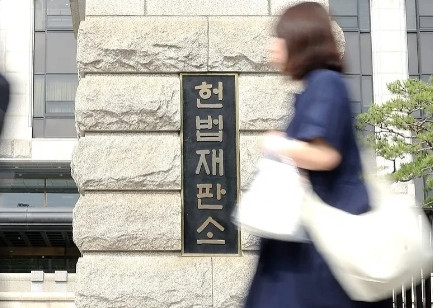 9日韩国法律界消息，宪法法院前一天以“请求不符合受理条件”为由，全部驳回了“暂停