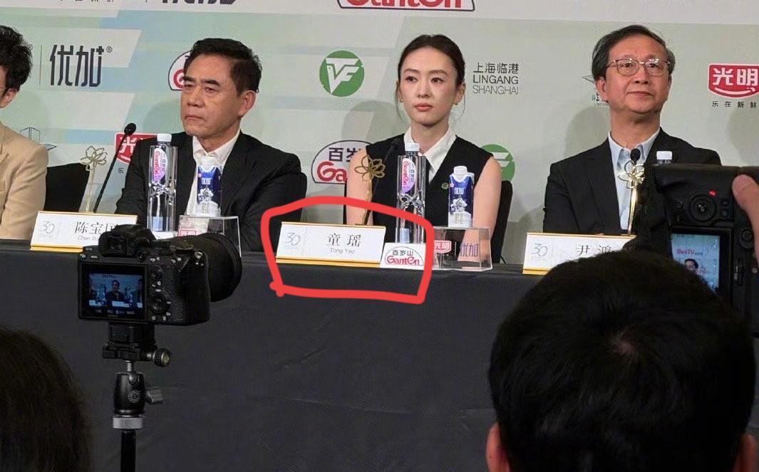 不要再羡慕童瑶这么年轻就能当白玉兰评委了，有些事换了别人都不一定能有她做得好，