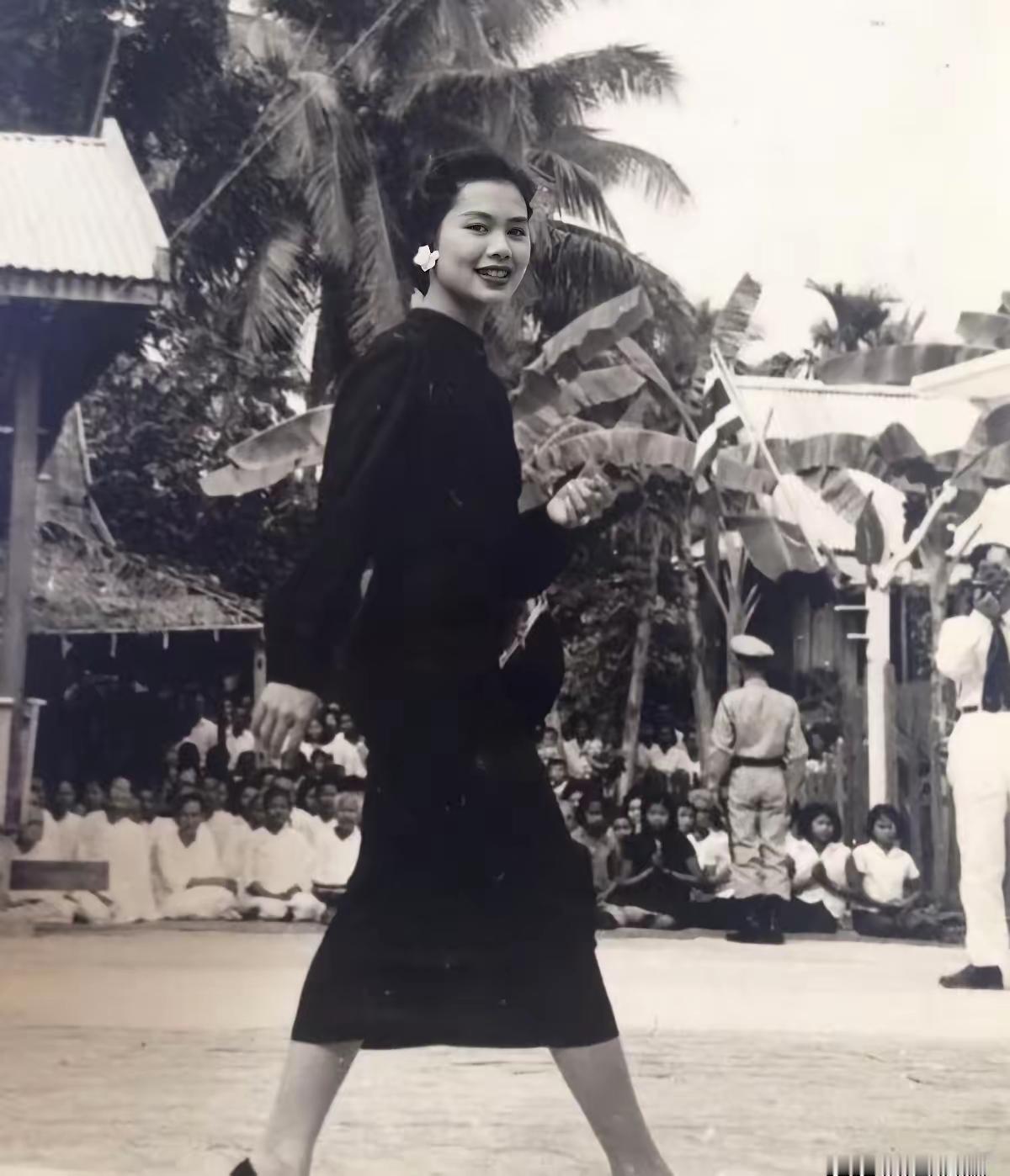 诗丽吉王后曾经美丽过，就像泰王曾经也帅气过一样，他们母子俩颜值巅峰期都在三十岁前