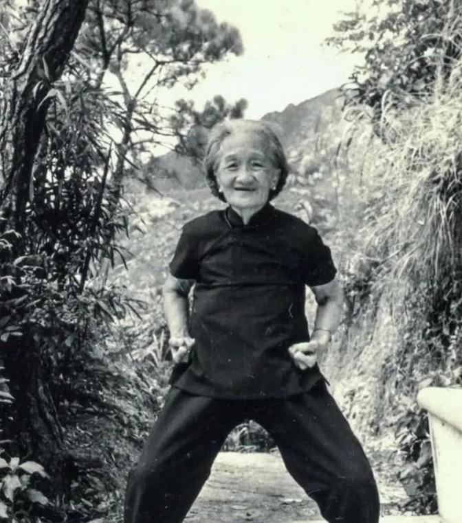 这是1970年，黄飞鸿的妻子莫桂兰一张罕见的“练功照”，当时的她已经年过古稀，看
