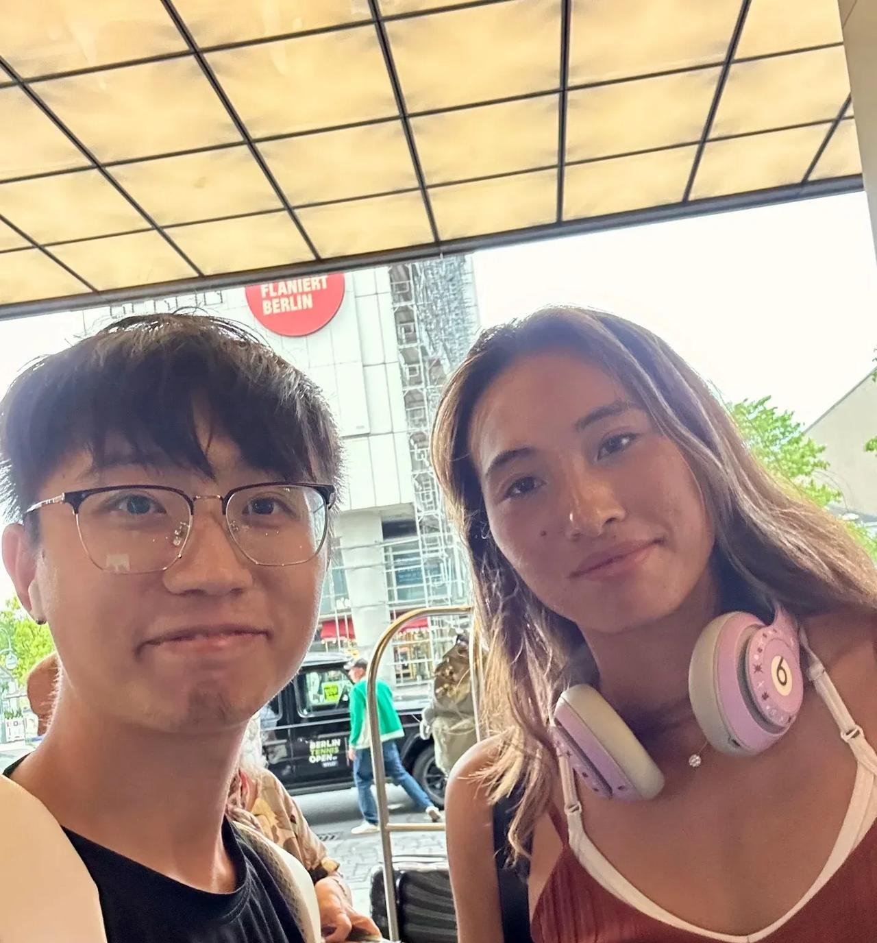 球迷在柏林偶遇#郑钦文#，不会退赛，首轮硬仗莱巴金娜小郑在女王杯后的采访表示