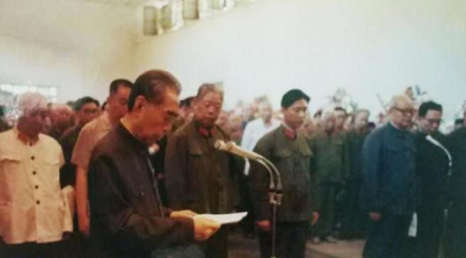 1975年，贺龙的追悼会原本由军委全程安排，可仪式才进行一半，追悼会的规格却突然