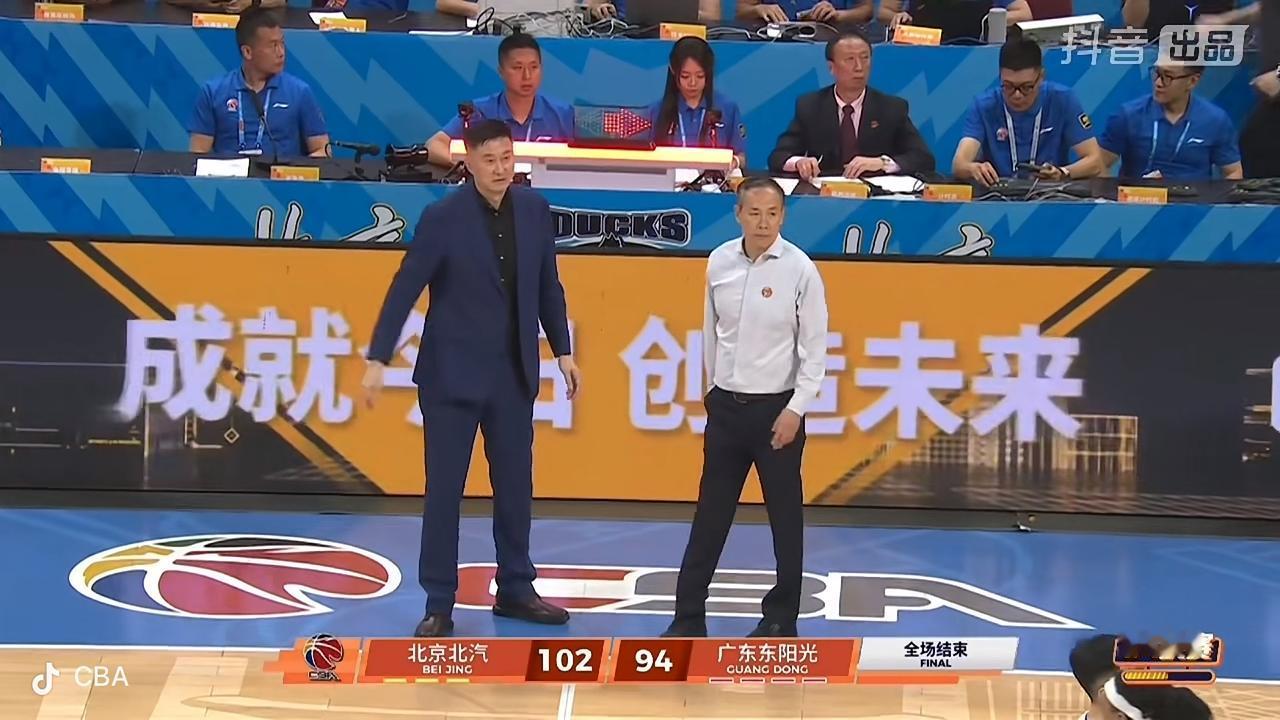 京粤大战的第一场比赛结束了！刚刚结束的北京北汽男篮主场迎战广