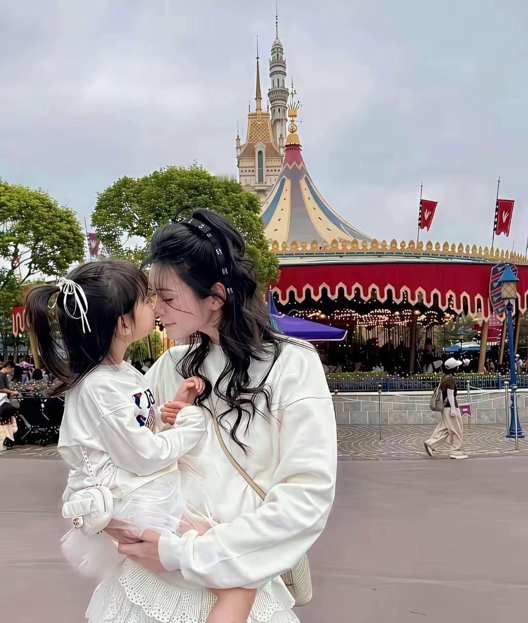 奚梦瑶晒娃虽然打码了，但是能看得出来这宝宝很漂亮，遗传了妈妈的基因。