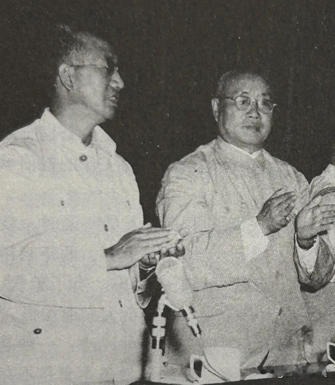 1958年，刘伯承（右）与徐向前在军委扩大会议上的合影。抗日战争时期，红军改编为