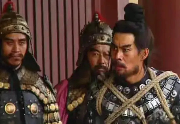 有网友问，为什么白门楼上吕布被绑成了粽子，而陈功却能很随意地走来走去呢？因为吕布不绑结实了，万一挣脱