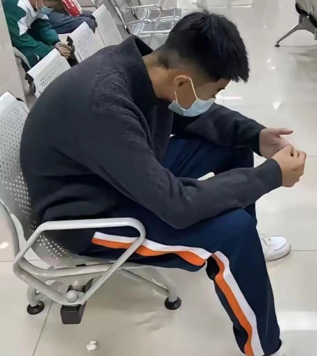 “这个老师火了！”一个14岁的男孩，在医院走廊里打了一圈电话，亲戚几乎都联系