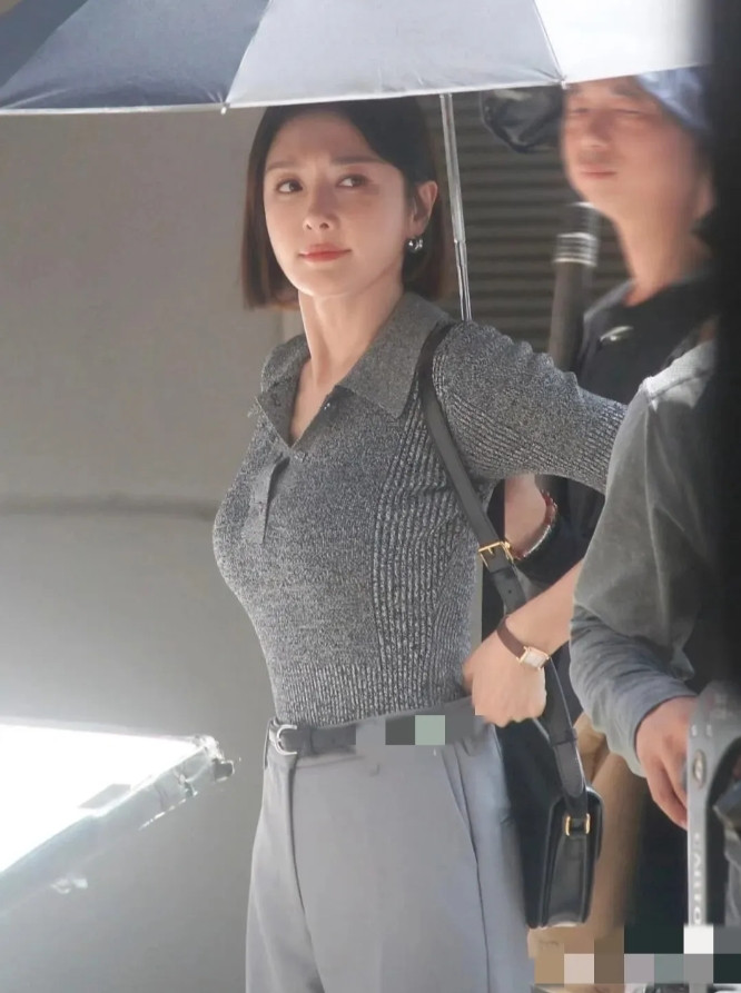 秦岚真的是，越来越漂亮了，要知道她已经50岁了，一点不显老！