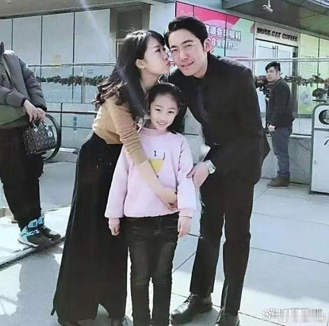 原来女演员李念的老公是林和平呀，他真的很帅，气质也特别好。只是李念现在不太出来拍