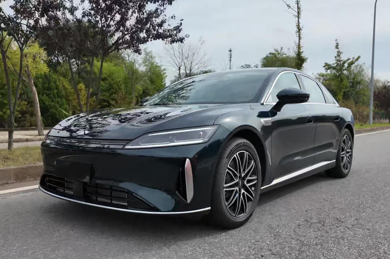 个人一手车25款车型，2026年一月上牌的新车，一千多公里里程，无任何剐蹭。墨绿