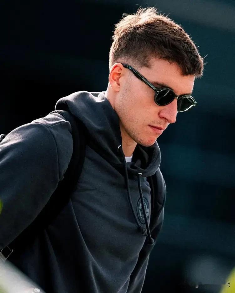 下面是一条关于快船神射手博格丹诺维奇的坏消息！在今天快船客场挑战开拓者的比赛中，