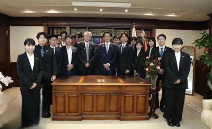 黄国昌率团高调访日想攀附政要，结果处处碰壁？！台湾媒体人吴子嘉表示，真的要笑死人