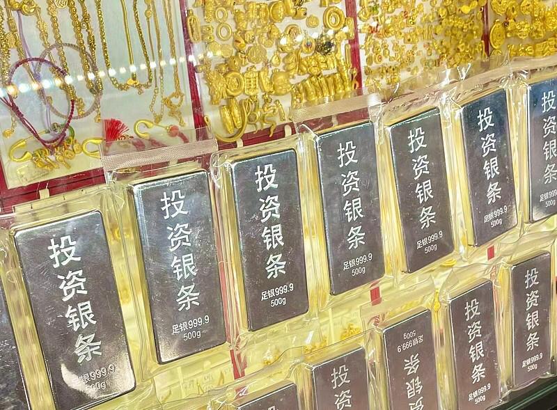 金价大幅上调后要不要长期持有黄金，真的得先掰扯清楚你手里的到底是啥金。要是之前