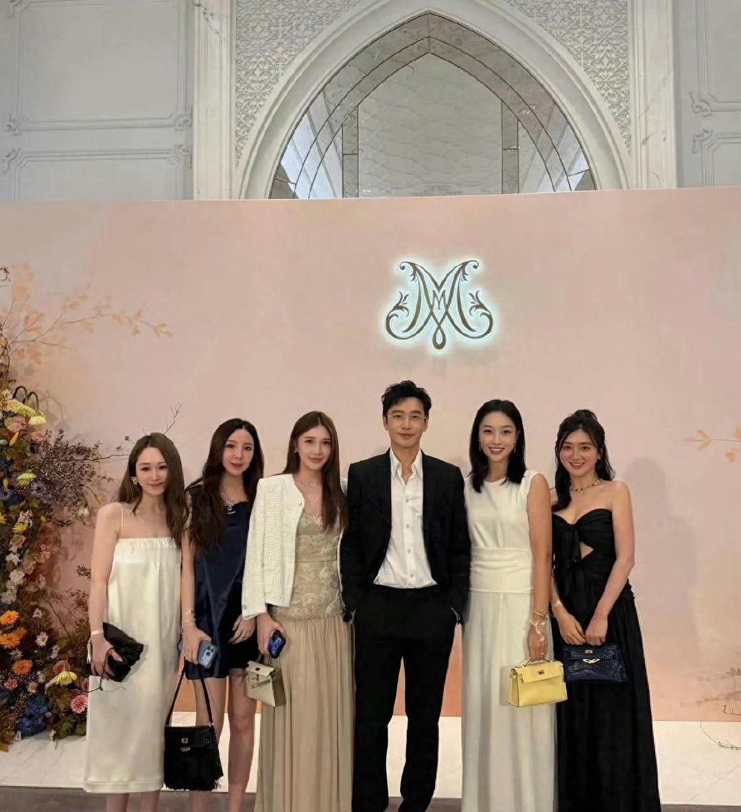 黄晓明袁弘夫妇全来捧场！奚梦瑶何猷君答谢宴，何猷君现场自嘲追妻​