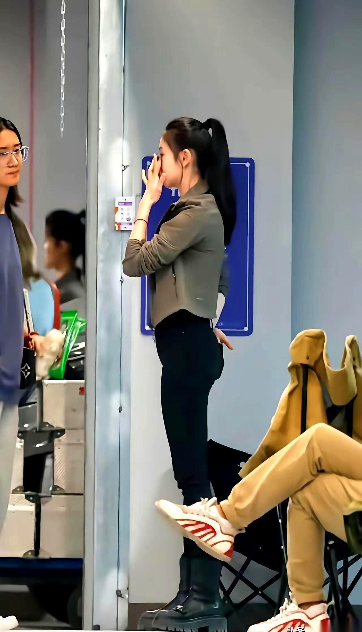 我滴个妈呀。春晚那个跳舞的姑娘，镜头就那么轻轻一晃……我感觉全国人民的手机都