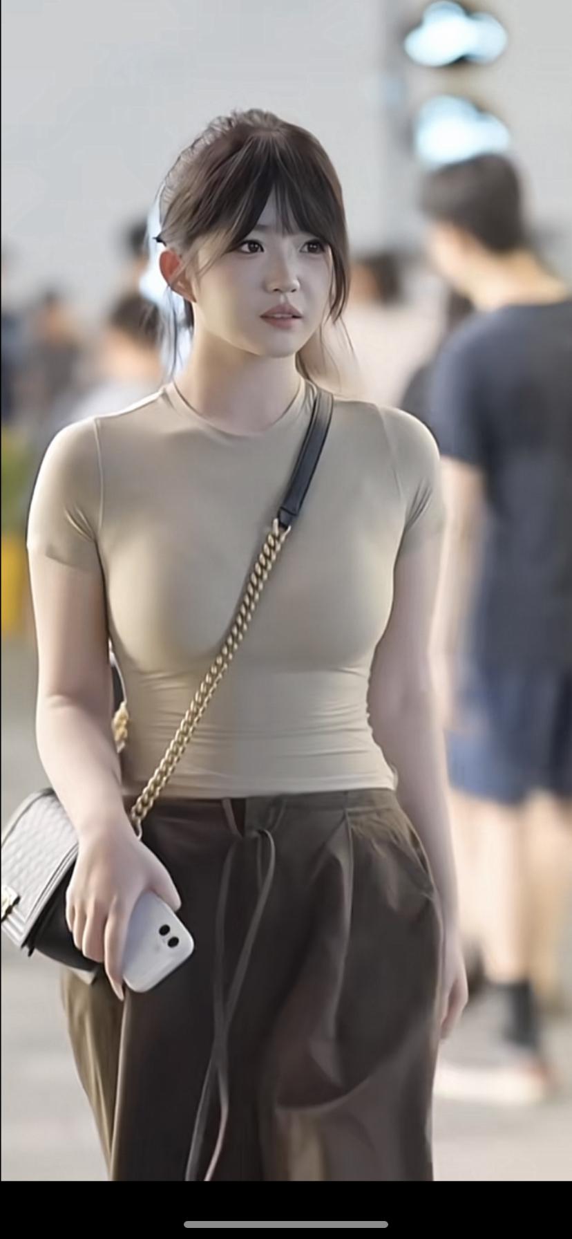 简约穿搭，优雅气质，手机在手，时尚随行。