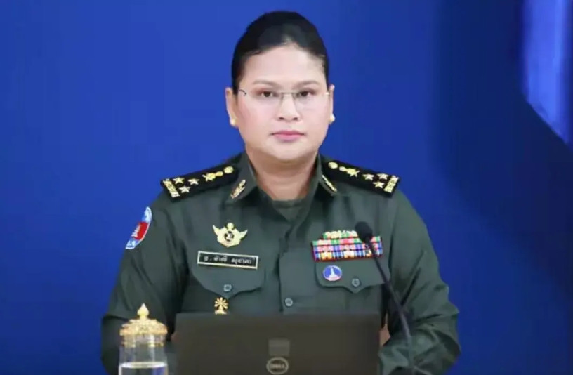 这个女人就是柬埔寨国防部发言人玛丽淑洁。看看她的五官，其实长得不错，就是这个脸型