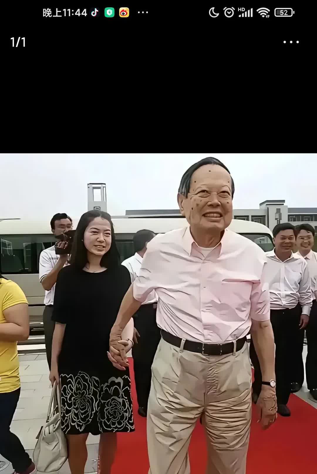翁帆啊！翁帆！好好个女孩咋变成了奶奶了？这就是“在天愿作比翼鸟，在地愿为连理
