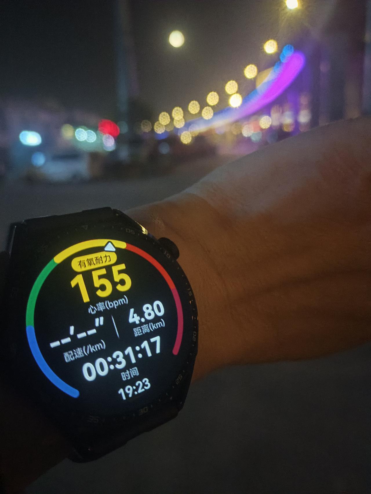 五六年没跑步了，油腻中年大叔。夜跑第四天，4.8公里。中餐和晚餐。早餐忘拍了。跑