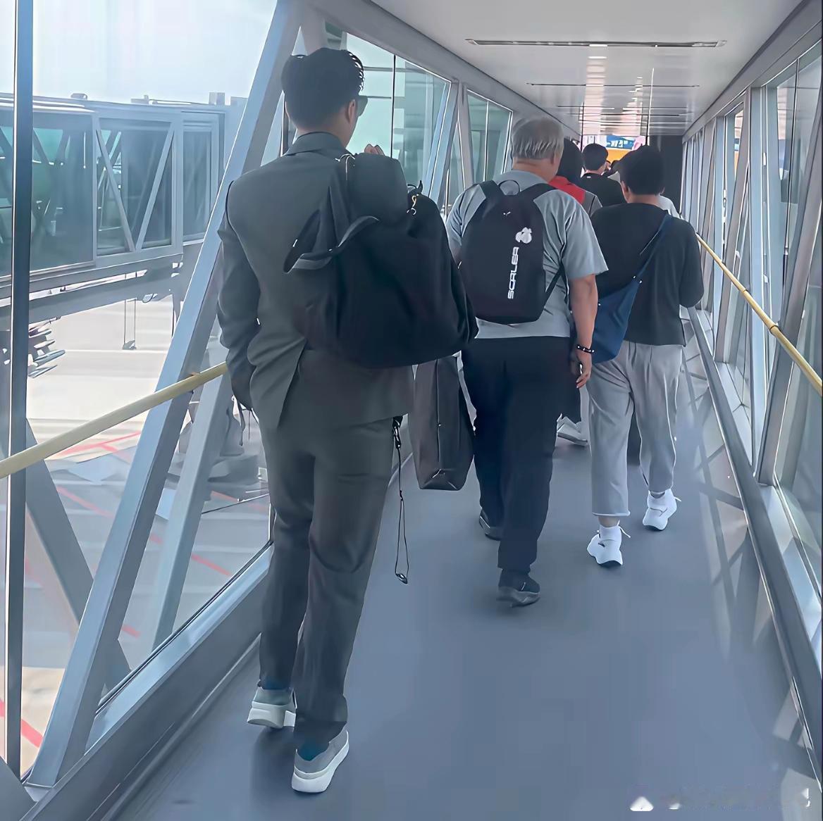 都说谢霆锋很矮，最多一米六五可看看图片里谢霆锋，怎么看也一米七五以上的个子。看看