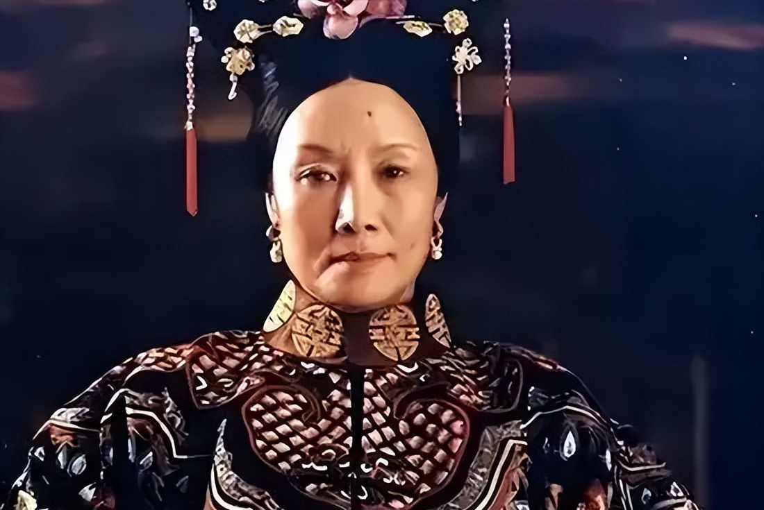 紫禁城深处，这天的御膳房气氛压抑得能拧出水来。慈禧太后已经整整三天没正经吃过一口饭，面前摆上来的山珍