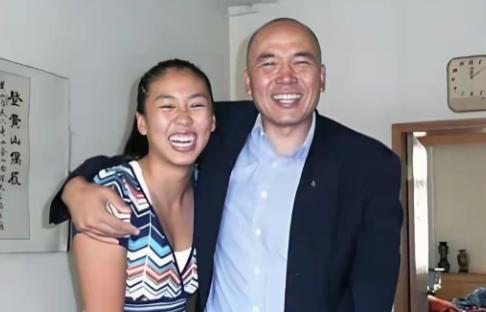 都说郎平是传奇，可她前夫白帆，才是真正深藏不露的“狠人”。当年离婚，房子、女儿