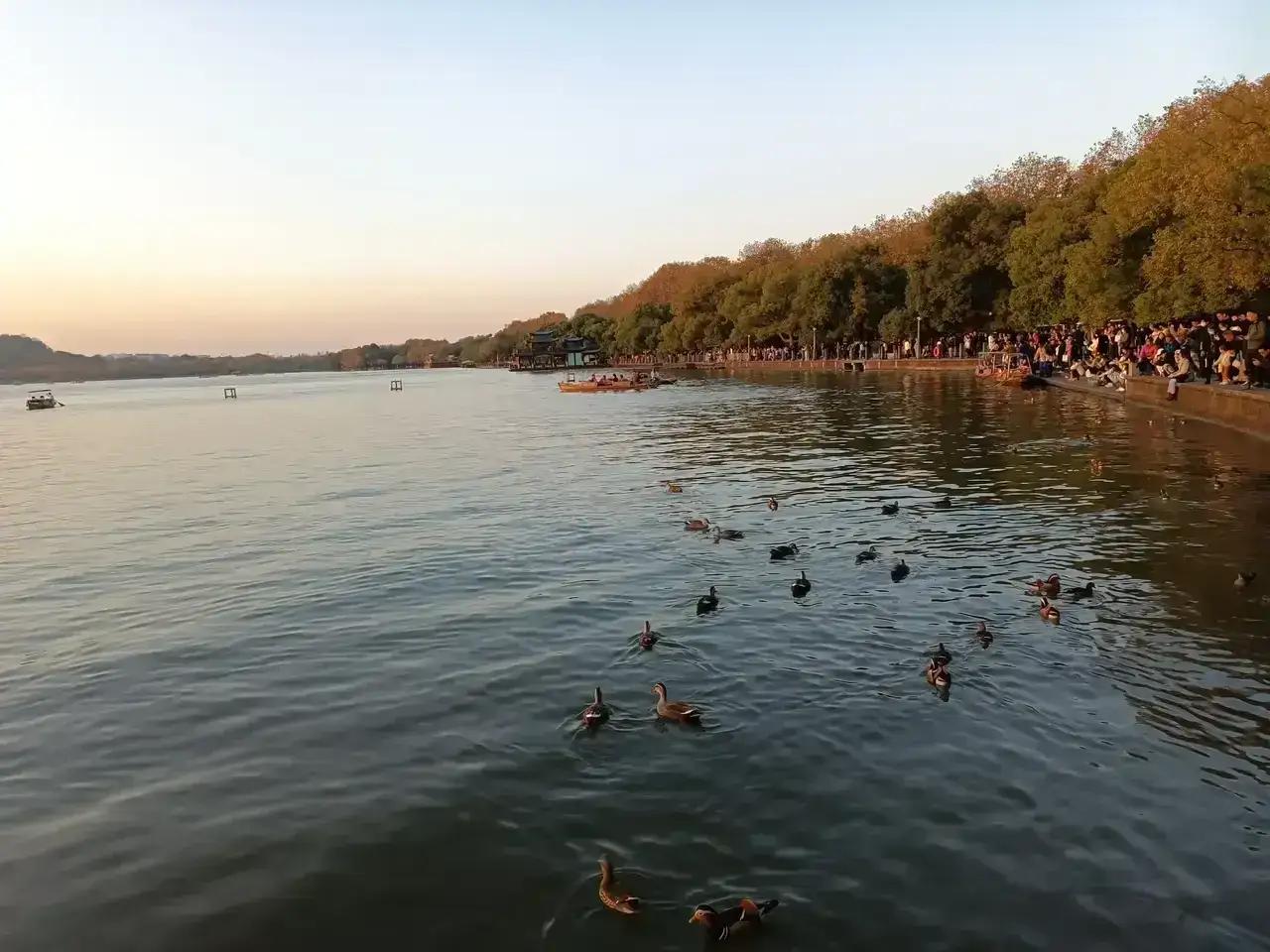 夕阳西下，不是结束，而是新的开始。就像人生，有起有落，每一次日落都预示着明天会有