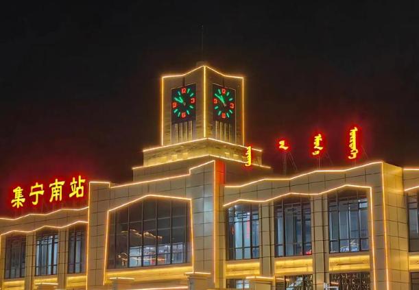 蒙古夹在中俄中间，按理说最省心的活法就是：矿挖出来、往南一卖，钱到手，人也不用操