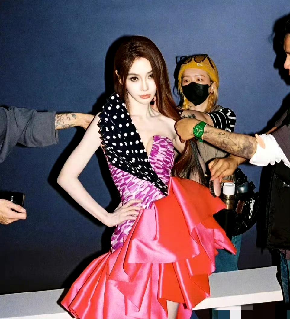 杨颖穿高定礼服带货翻车，设计师怒怼：没允许你用它卖便宜鞋杨颖这身撞色礼服确