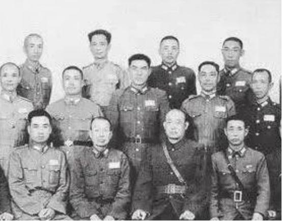 抗战胜利后，作为杂牌部队师长的鲍汝澧想要投奔八路军，但他的部下都不赞成。师参谋长