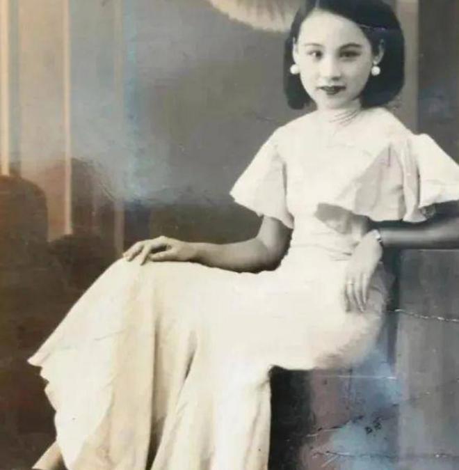 1937年，著名影星陈燕燕去闺蜜童月娟的家中做客，聊的口渴就顺手把桌上茶杯里的水