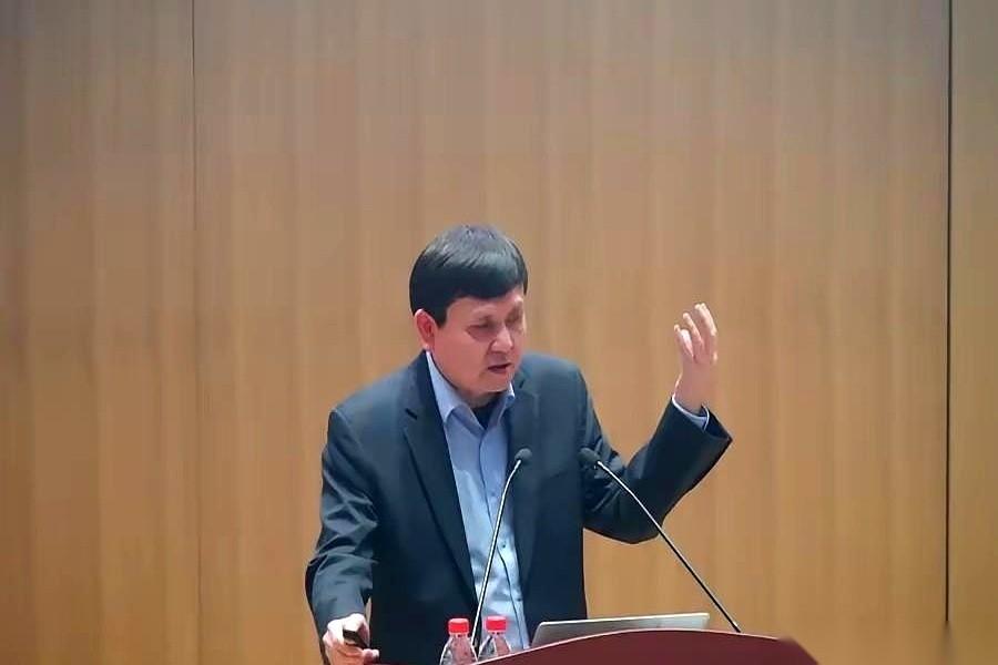 张文宏这次把话说透了，甚至有点“冷酷”：65岁，必须把位子腾出来。这不是在赶人