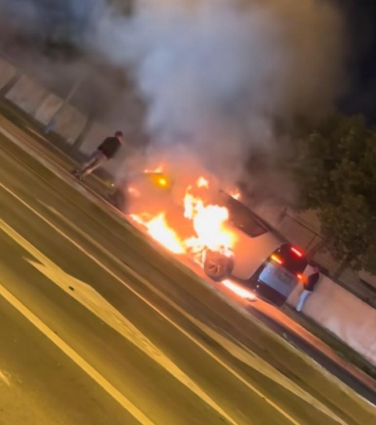 大家记住，电车起火跑远点，灭火器什么的，就别想灭火了都烧完了，消防员还忙啥，证