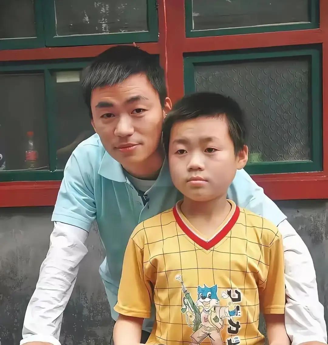 王宝强牵着个半大小伙子出现在机场，自己推着箱子，顺手把对方帽子扶正，照片一出大家