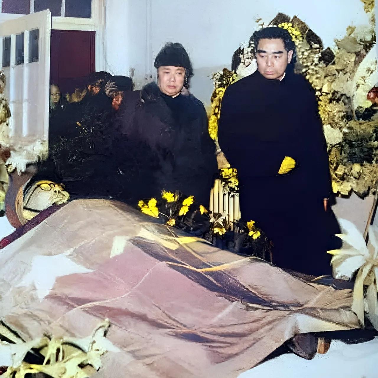 1962年，李克农与世长辞，在告别仪式上，记者拍下的一张珍贵照片，李克农一身戎装