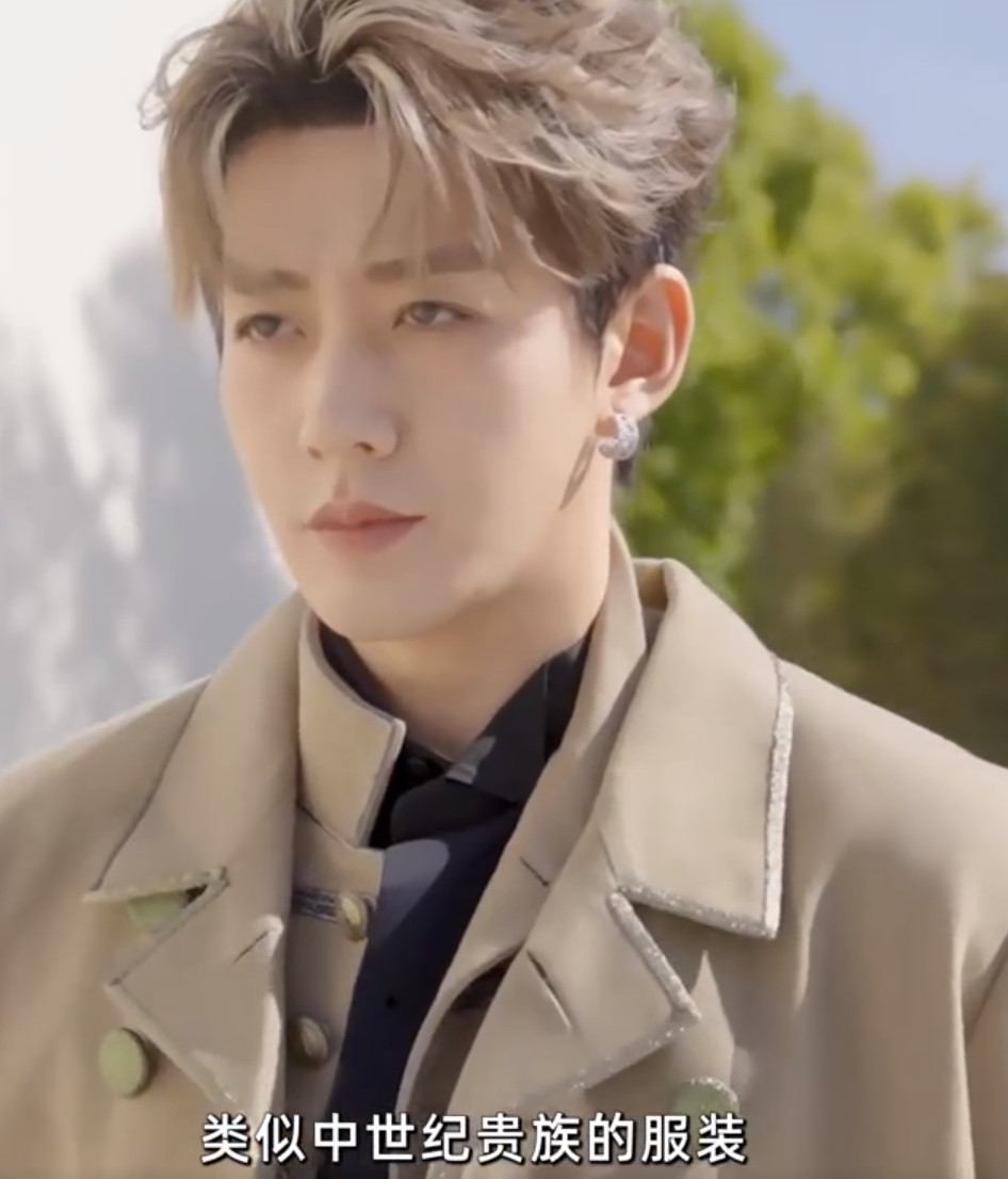 真是没想到，邓为今年觉得穿的最好的一套造型，是巴黎时装周的这个中世纪复古装他觉得