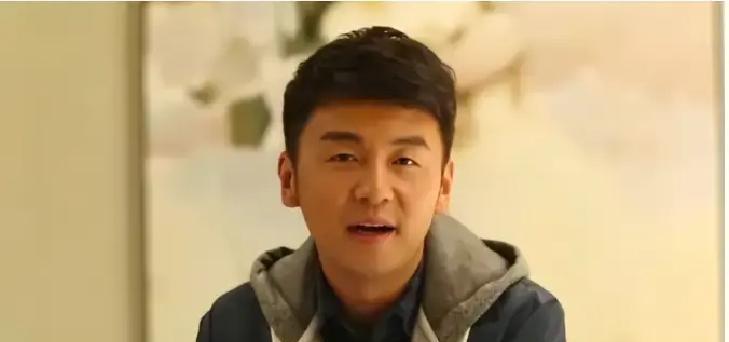 三亚海滩，偷拍镜头怼到脸上。雷佳音和郭京飞，两个影帝级人物，瘫在塑料椅子上。