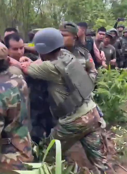柬泰双方士兵在边境地区的推搡！泰国军队要在柬泰边境附近，设置围栏和铁丝网，但