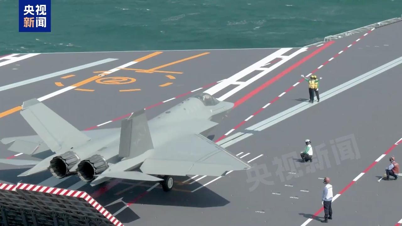 [呲牙笑]前些日子还有人说说：歼-35的机翼不能折叠，现在清晰图出来了，那么明显