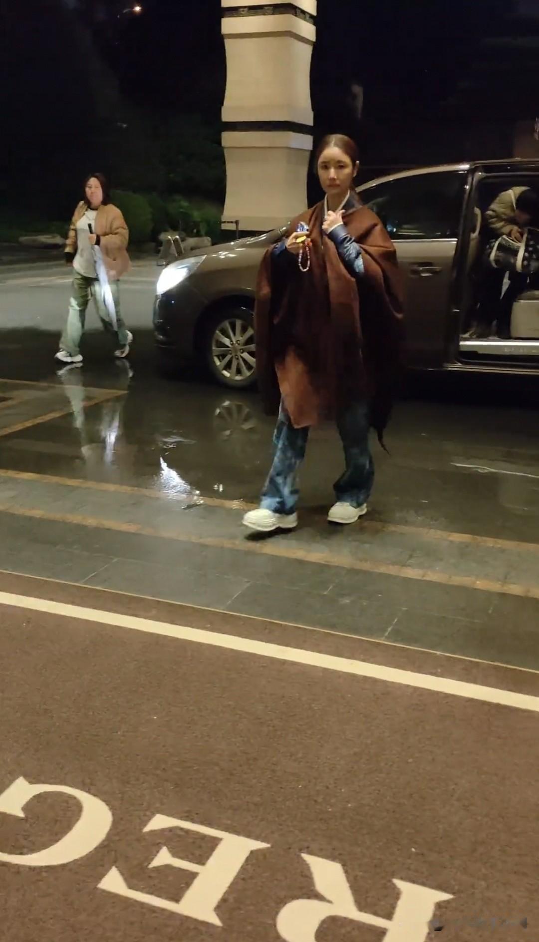 林心如最新下班路透，看起来已不再年轻，转头表情太美太酷了[呲牙笑][呲牙笑][呲牙笑]