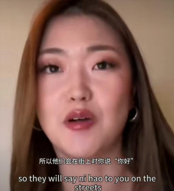 在巴黎街头，一声“你好”，让华裔女子产生了莫大的应激反应，愤怒的回应：“我是加拿
