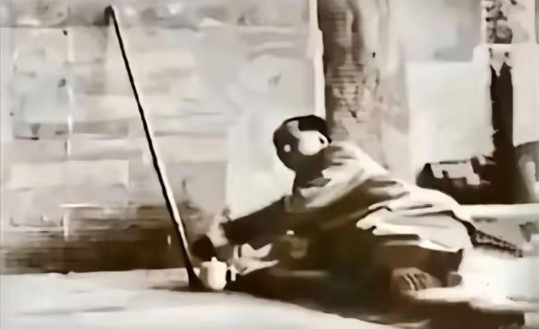 国家领袖累极了席地而卧，像老农？看这张照片。你会以为这是哪位干了一上午重